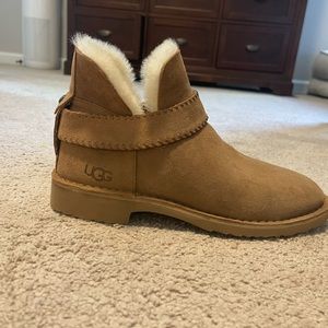 NEW Ugg Romely